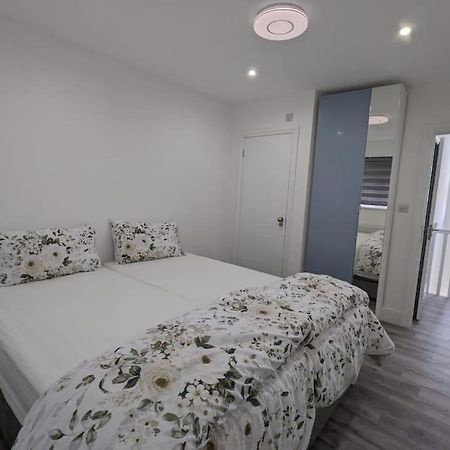 Beautiful 3 Bedroom House In London -Ensuite Bed Room Твікенем Екстер'єр фото