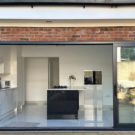 Beautiful 3 Bedroom House In London -Ensuite Bed Room Твікенем Екстер'єр фото
