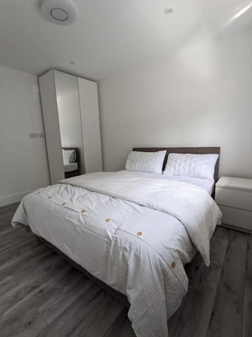 Beautiful 3 Bedroom House In London -Ensuite Bed Room Твікенем Екстер'єр фото