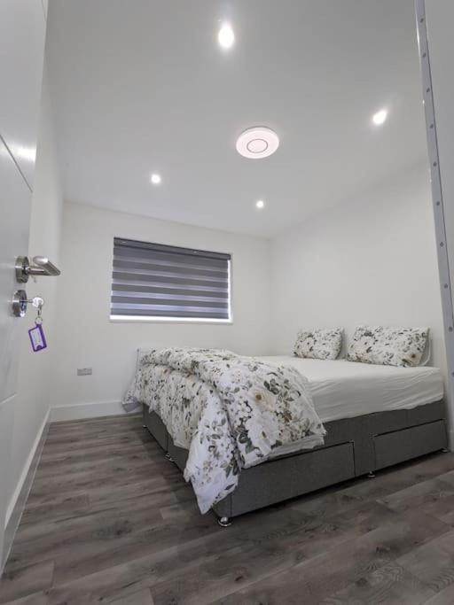 Beautiful 3 Bedroom House In London -Ensuite Bed Room Твікенем Екстер'єр фото