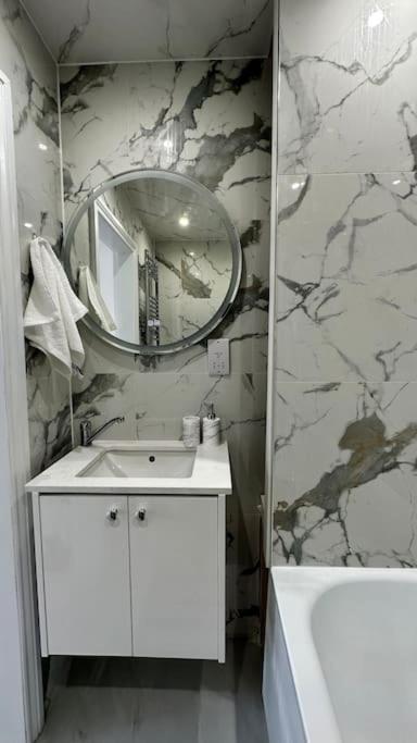 Beautiful 3 Bedroom House In London -Ensuite Bed Room Твікенем Екстер'єр фото