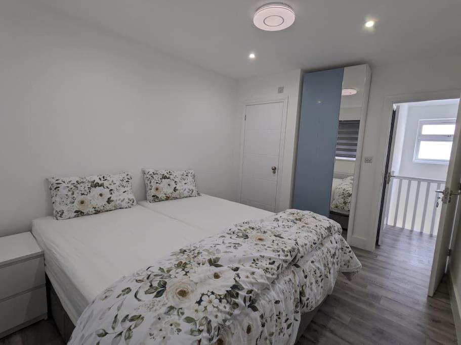 Beautiful 3 Bedroom House In London -Ensuite Bed Room Твікенем Екстер'єр фото