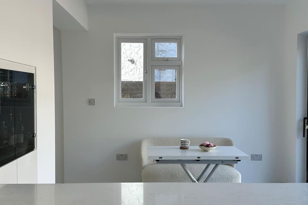 Beautiful 3 Bedroom House In London -Ensuite Bed Room Твікенем Екстер'єр фото