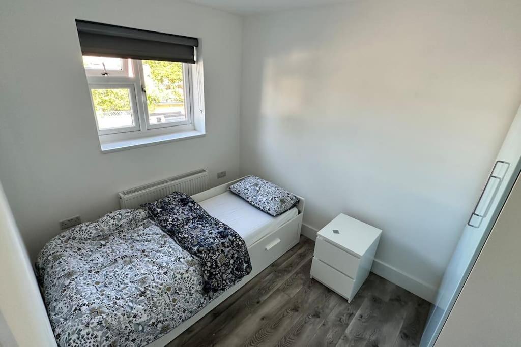 Beautiful 3 Bedroom House In London -Ensuite Bed Room Твікенем Екстер'єр фото