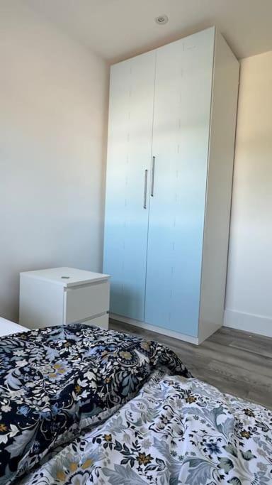 Beautiful 3 Bedroom House In London -Ensuite Bed Room Твікенем Екстер'єр фото