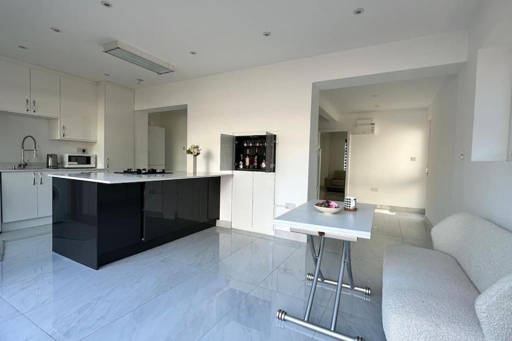 Beautiful 3 Bedroom House In London -Ensuite Bed Room Твікенем Екстер'єр фото