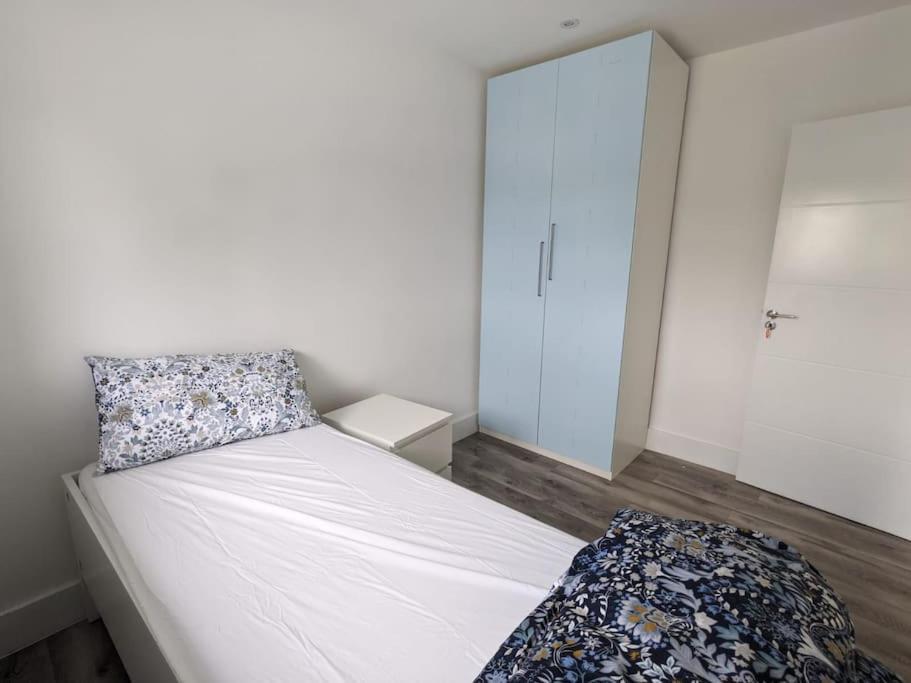 Beautiful 3 Bedroom House In London -Ensuite Bed Room Твікенем Екстер'єр фото
