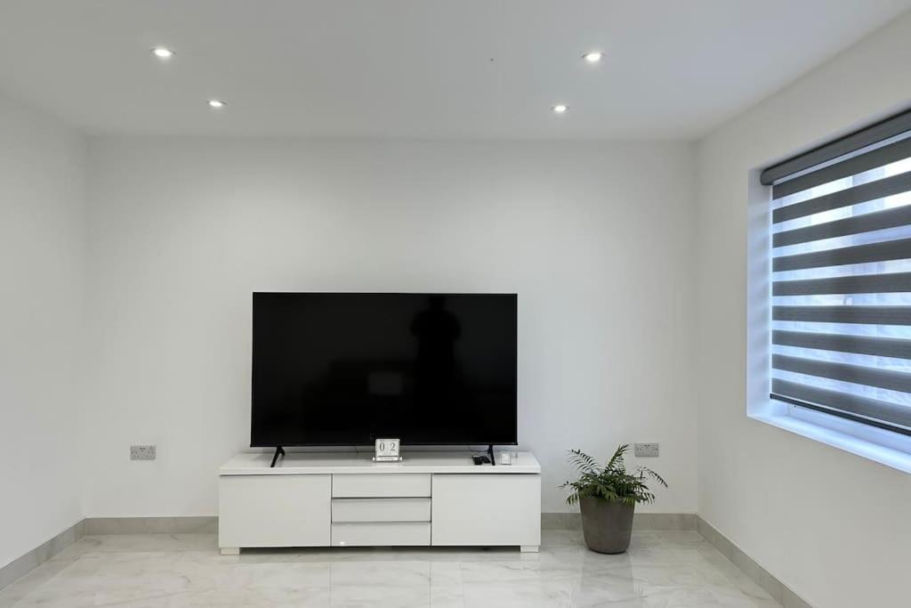 Beautiful 3 Bedroom House In London -Ensuite Bed Room Твікенем Екстер'єр фото